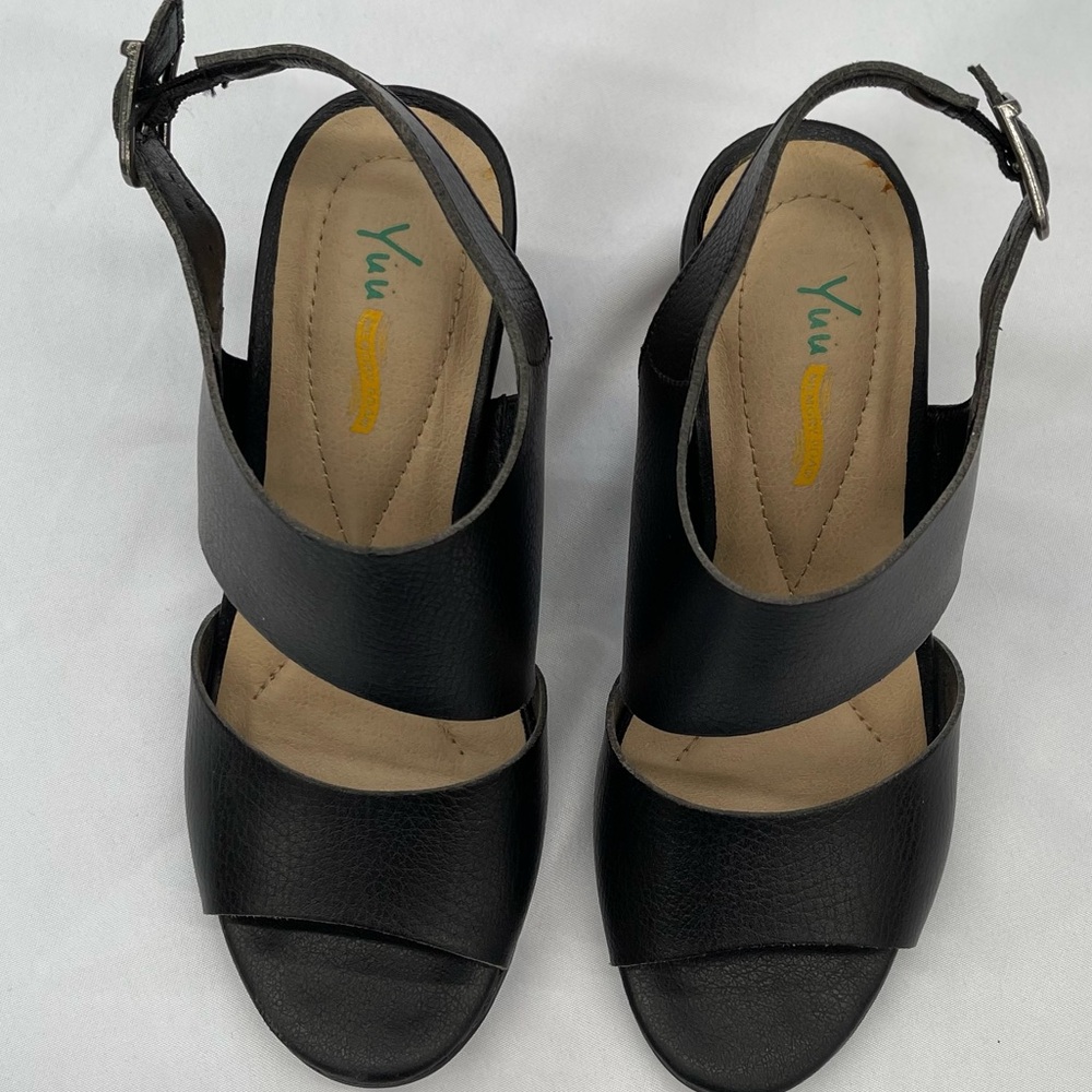 Yuu Black Sandals with Slingback Design